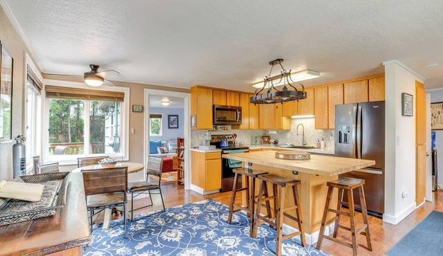 Quaint Tillamook Getaway Near Netarts Bay!