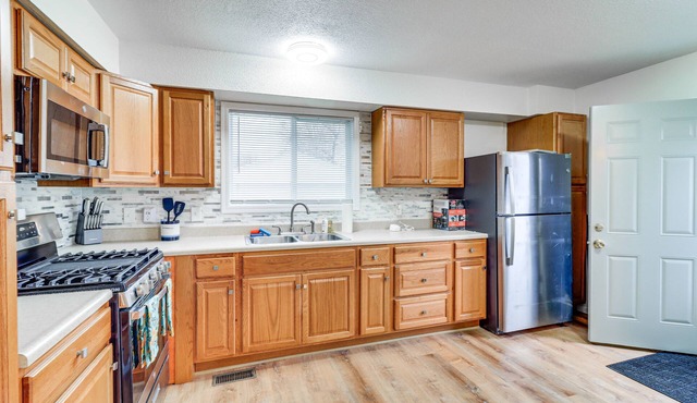 Quaint Toledo Home ~ 6 Mi to Downtown!