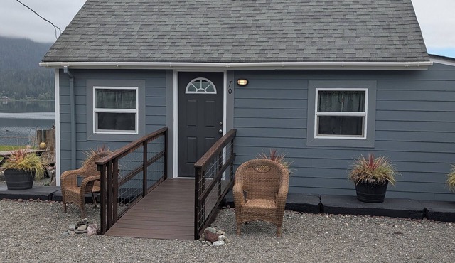 Quaint, two bedroom cabin, On Lake Quinault."