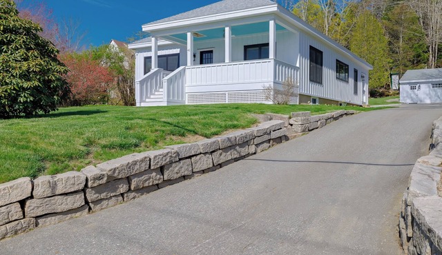 Quaint Updated Island Cottage - Walk to the Beach & Acadia National Park