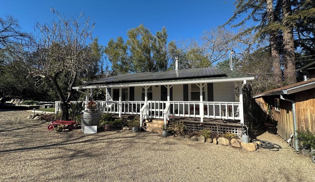 Quaint vineyard cottage on Dry Creek.