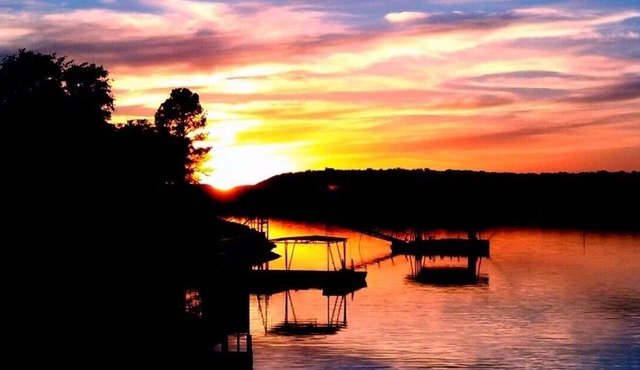 Quaint Waterfront Home On Large Lot -Deep Water, Private Dock , GORGEOUS SUNSETS