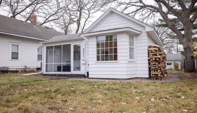 Quaint WBL Cottage - 2 Blocks from Historic Downtown