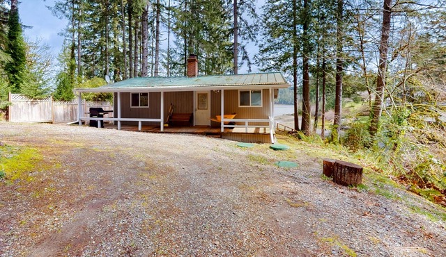 Quaint wilderness cabin with firepit, deck, grill, & washer/dryer - dog-friendly