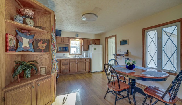 Quaint Youngstown Home ~ 2 Mi to Boardman Park!