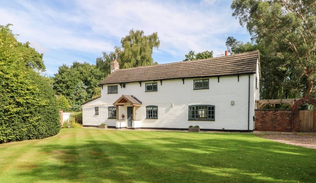 QUAKER COTTAGE, pet friendly, with a garden in Wilmslow