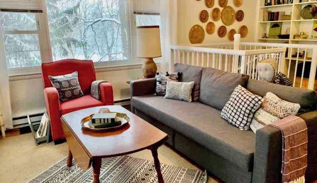 Quaker Hill Cottage on gated estate with fire pit & hiking trails