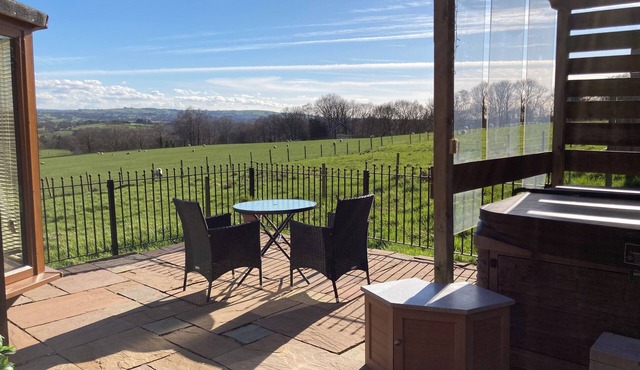 Quakerfield Lodge, with private hot tub nFabulous views