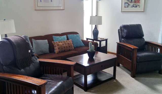 Quality Hill Resort Villa, sleeps six, full kitchen, dining room, private patio
