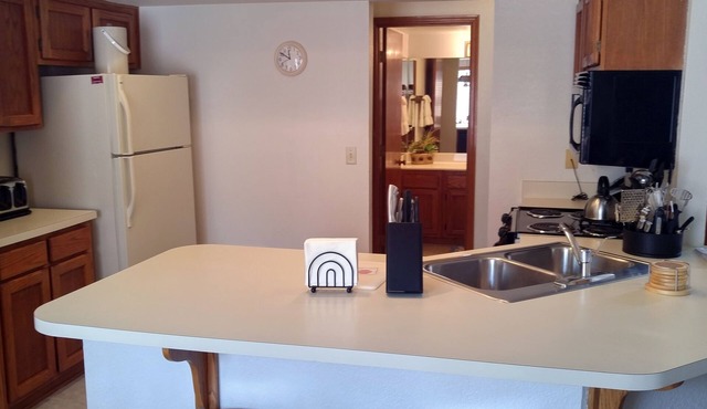 Quality Hill Resort Villa, private garage with remote, deck and barbecue