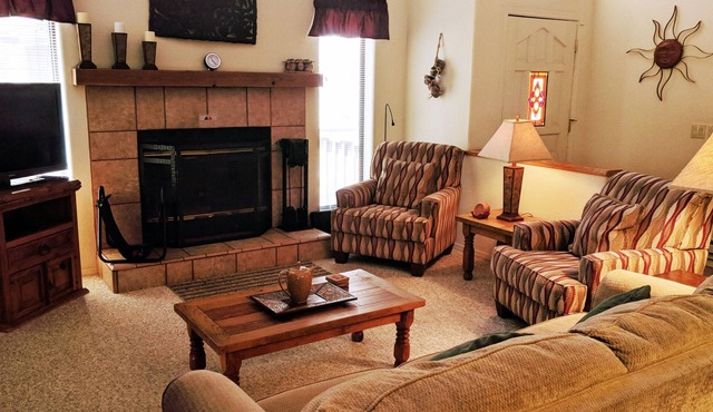 Quality Hill Resort Villa, sleeps six, private deck with barbecue, garage