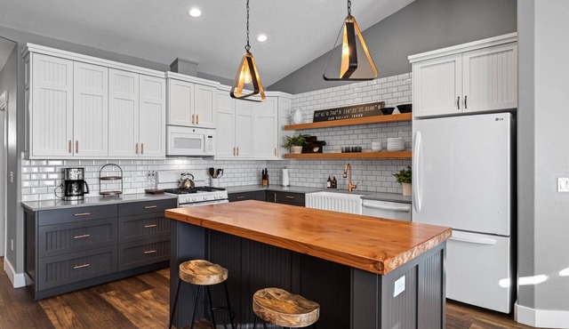 QUALITY Home w/Hot Tub, RV Garage + Gourmet Kitchen! 2 min BSU, 5 min Downtown + 8 min Airport!