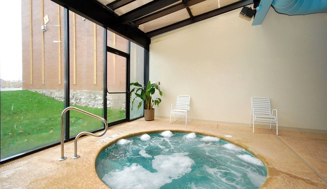 Quality Hotel & Suites At The Falls