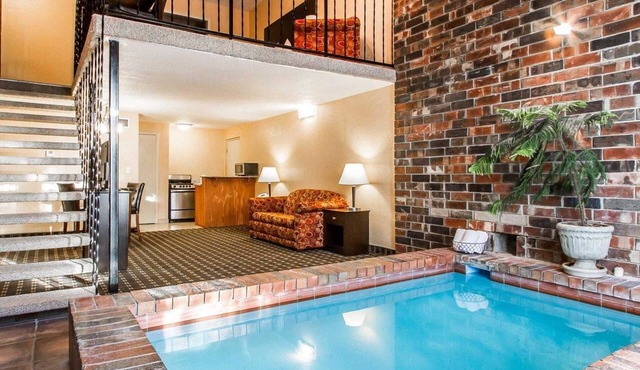 Quality Inn Ada near University