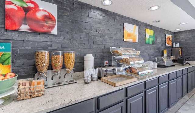 Quality Inn & Suites Bloomington University Area