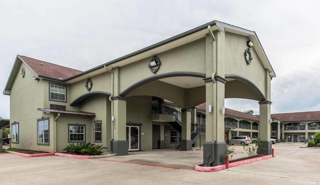 Quality Inn & Suites Bridge City Orange