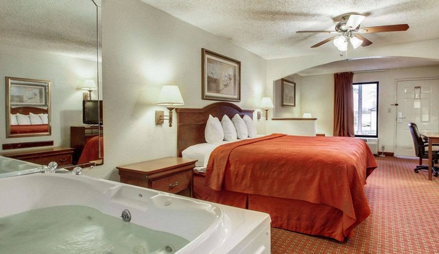 Quality Inn & Suites Clinton - Jackson West