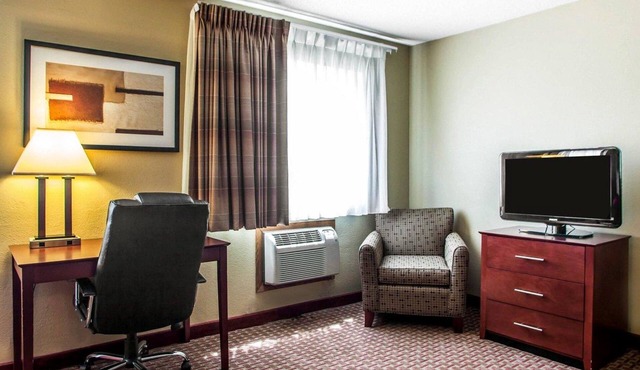 Quality Inn & Suites Davenport near I-80
