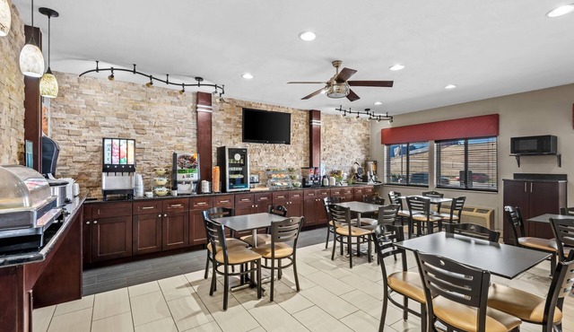 Quality Inn & Suites Des Moines Airport