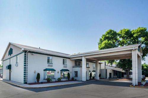 Quality Inn & Suites Des Moines - Merle Hay Road