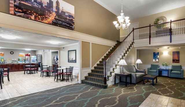 Quality Inn & Suites Des Moines - Merle Hay Road