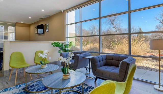 Quality Inn & Suites Elgin