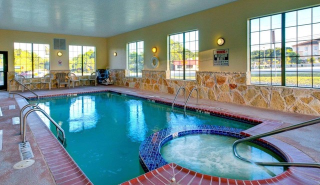 Quality Inn & Suites Glen Rose