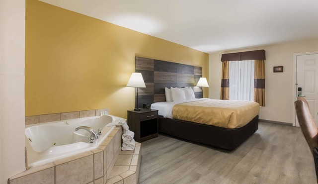 Quality Inn & Suites Greensboro near Lake Oconee