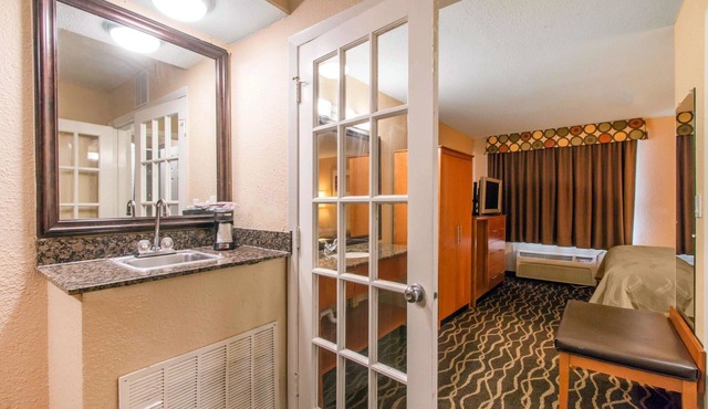 Quality Inn & Suites I-35 near Frost Bank Center