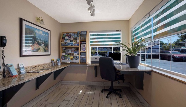 Quality Inn & Suites Medford Airport