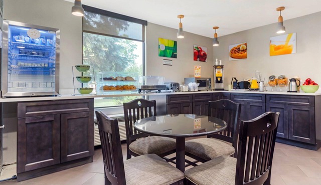 Quality Inn & Suites NJ State Capital Area