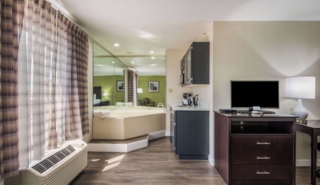 Quality Inn & Suites Quincy - Downtown