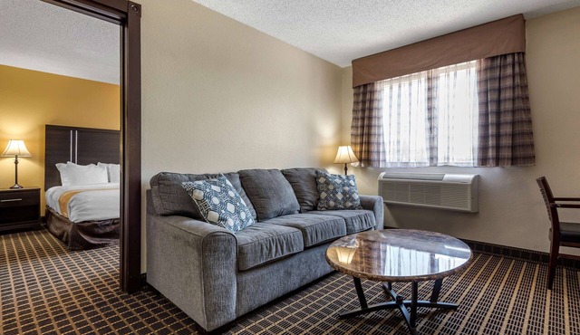 Quality Inn & Suites Warren