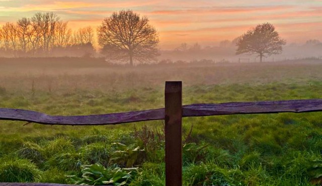 Quality Oak Barn with Hot Tub and Parking