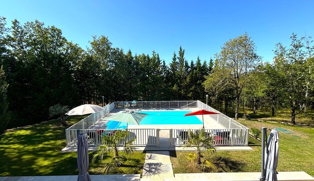 Quality property with AC, garden & private fenced pool in Black Perigord