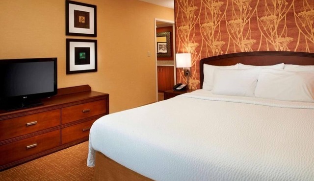 Quality Stay with Convenient Parking, Pool, and Proximity to Local Landmarks