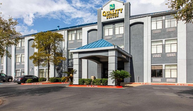 Quality Suites Austin South Street Elmo District