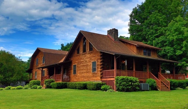 Quality Time Together! Log Cabin Sleeps 28 Kids Love It!