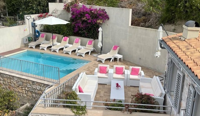 QUALITY VILLA WITH STUNNING VIEWS, NEAR THE SEA, BEACHES, SHOPS, AND RESTAURANTS