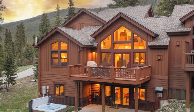 Quandary Mountain Retreat: Hot Tub, 4 Bedrooms, Pool Table, Gas Grill