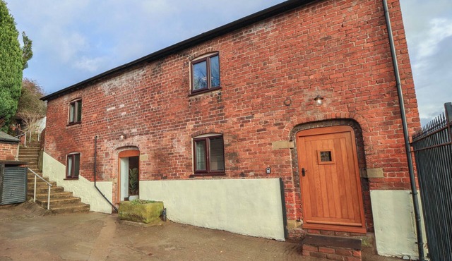 QUARRY BARN, pet friendly, with a garden in Borras