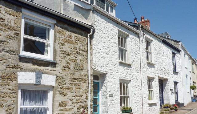 QUARRY COTTAGE, pet friendly, character holiday cottage in Flushing