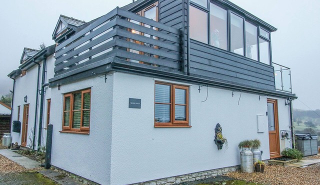 QUARRY HOUSE, family friendly, with hot tub in Priest Weston