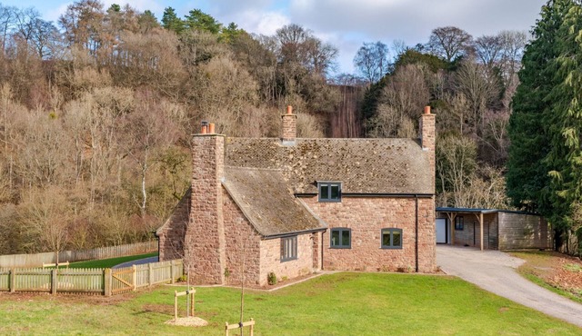 Quarry Lodge, Lydney - sleeps 6 guests in 3 bedrooms