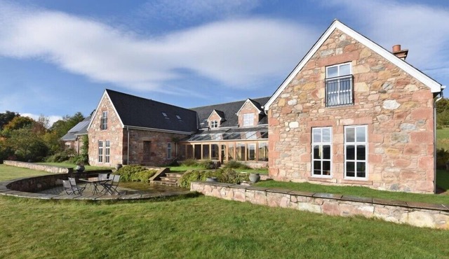 QUARRYFIELD, pet friendly, with hot tub in Inverness