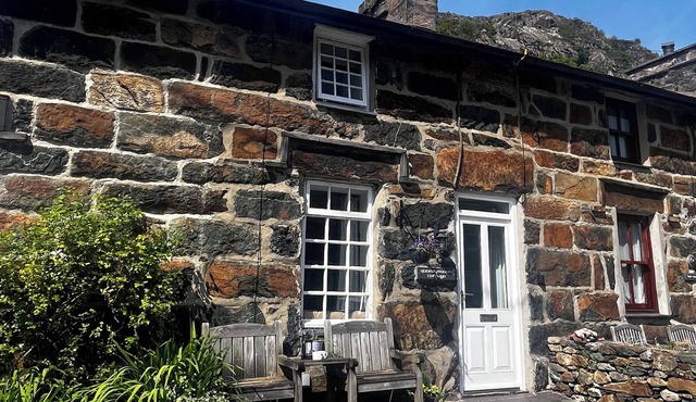 QUARRYMAN'S COTTAGE, pet friendly, with open fire in Beddgelert
