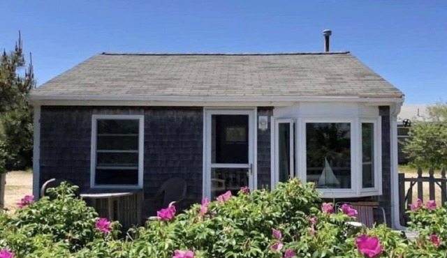 Quarterboard 9 - Charming cottage w/deck, across from East Sandwich Beach