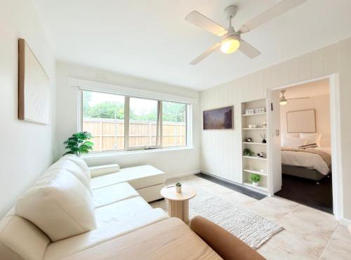 Quat Quatta Ripponlea Getaway - 1 King or 2 Single Beds, Lounge with Sofa-bed, Kitchen, Laundry, Smart TV