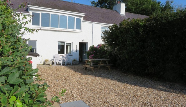 QUAY COTTAGE, family friendly, with a garden in Red Wharf Bay