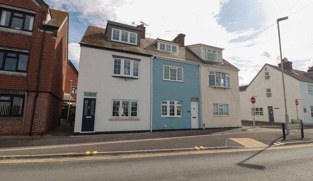 QUAY COTTAGE - SEA VIEW, pet friendly, with a garden in Poole